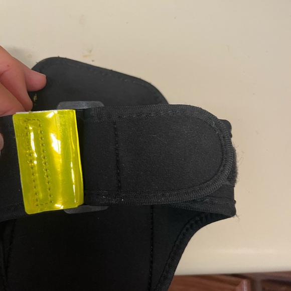 Runners cell Phone Arm band. Mesh and Velcro closure. Neon yellow and black - Picture 2 of 2